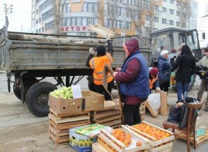 Со стихийных рынков Липецка вывезли мусор