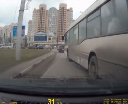 Видео наглого ДТП с иномаркой и автобусом опубликовал известный липецкий блогер